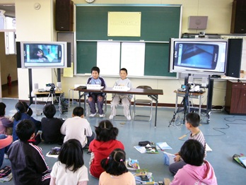 携帯端末FOMA活用の実践例：小学校第5学年「ニュースを伝え合おう」での授業の様子