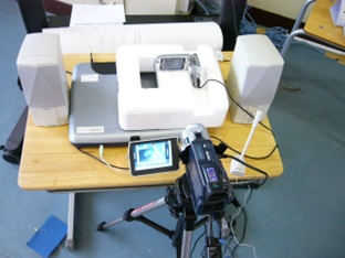 FOMA画面をビデオで撮影し、テレビモニターに出力する様子