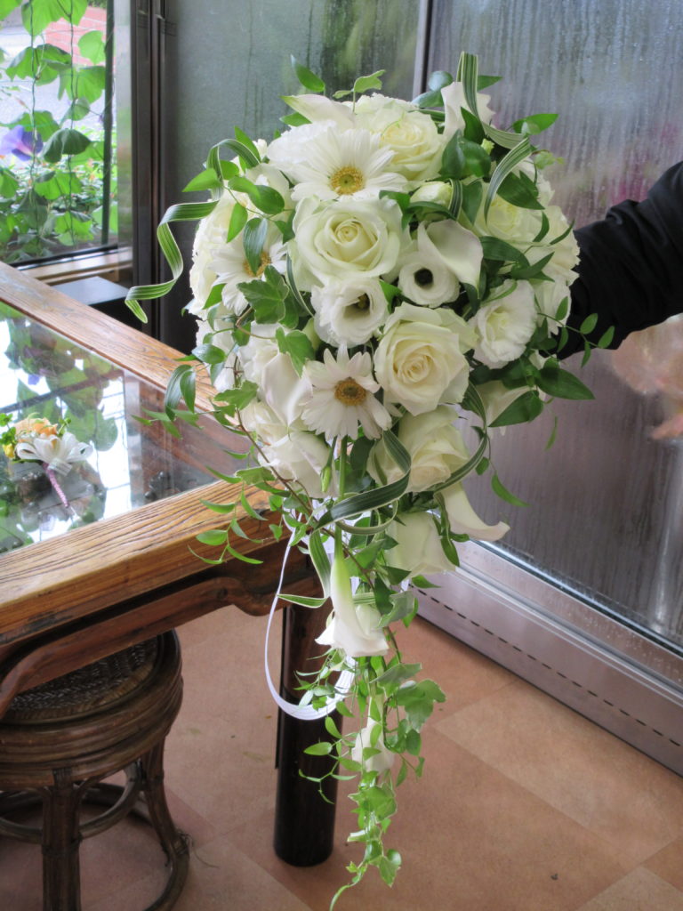 Cascade Bouquet: 22,000 yen tax included and up