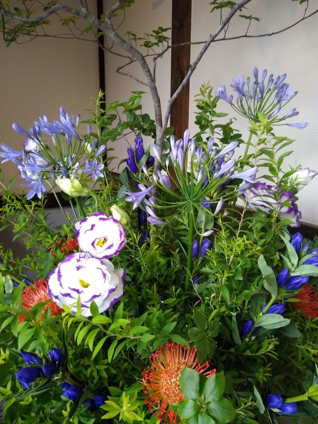 Tpoに応じた花材選び 夏の涼しさを演出する フラワーショップ アリス