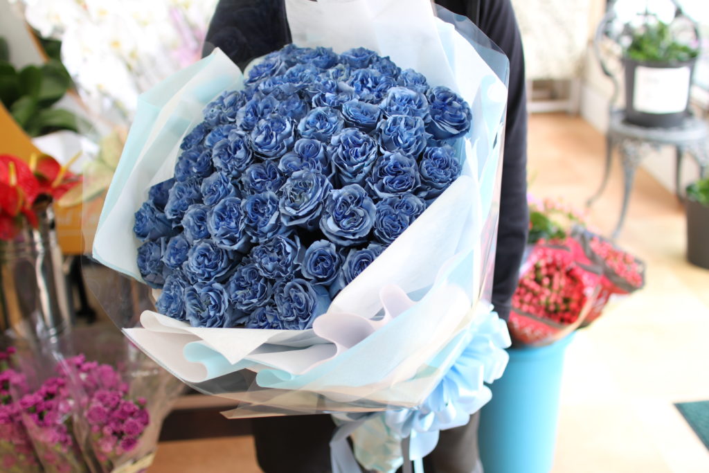 青バラ「アイスライトブルー」51本を使った花束