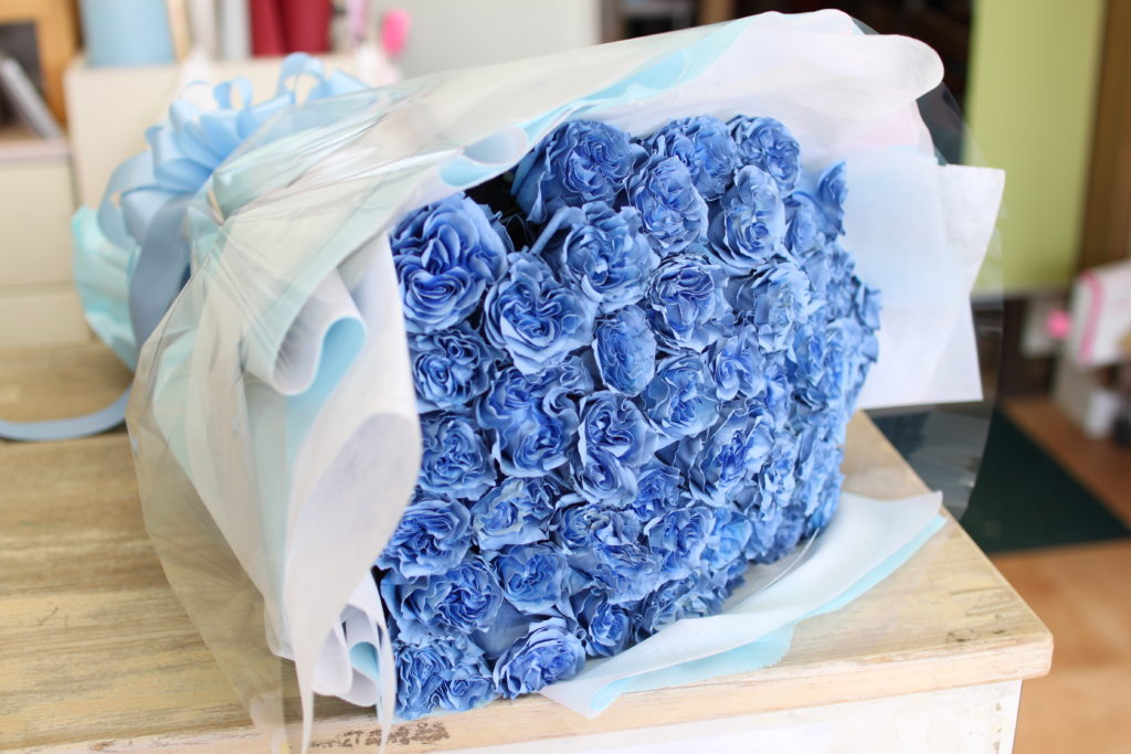 青バラ「アイスライトブルー」51本を使った花束