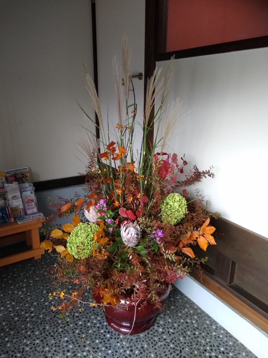 季節感に応じた花材選び 深まりゆく秋を表現する フラワーショップ アリス