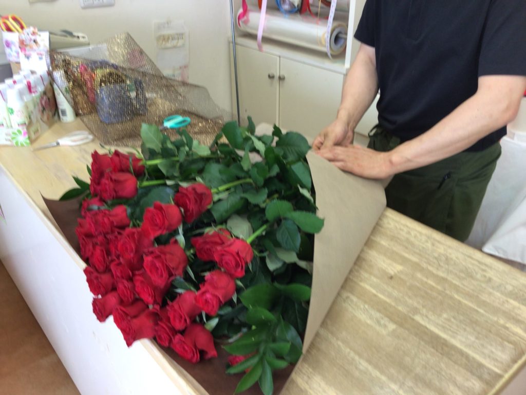 赤薔薇34本花束の制作と発送