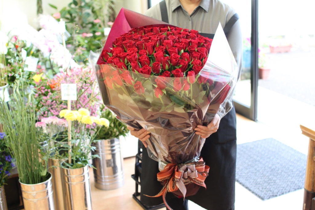 赤バラ「サムライ」を使った108本の花束