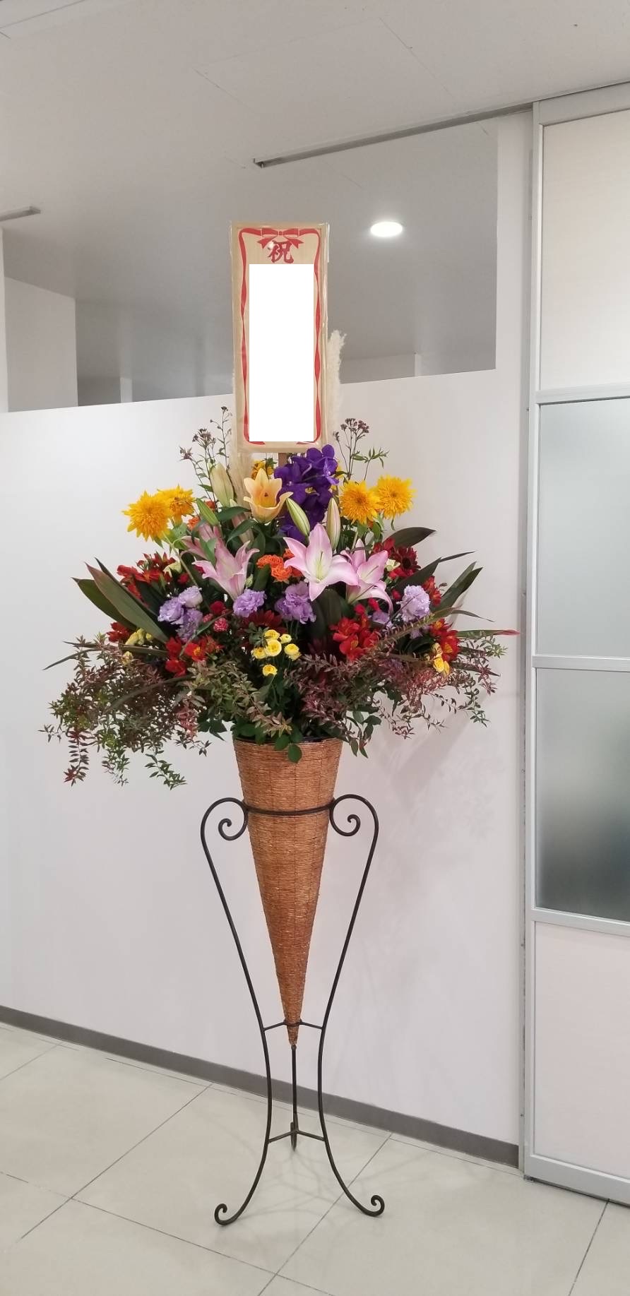 Cone-shaped 1-tier celebratory flowers: 11,000 yen tax included and up