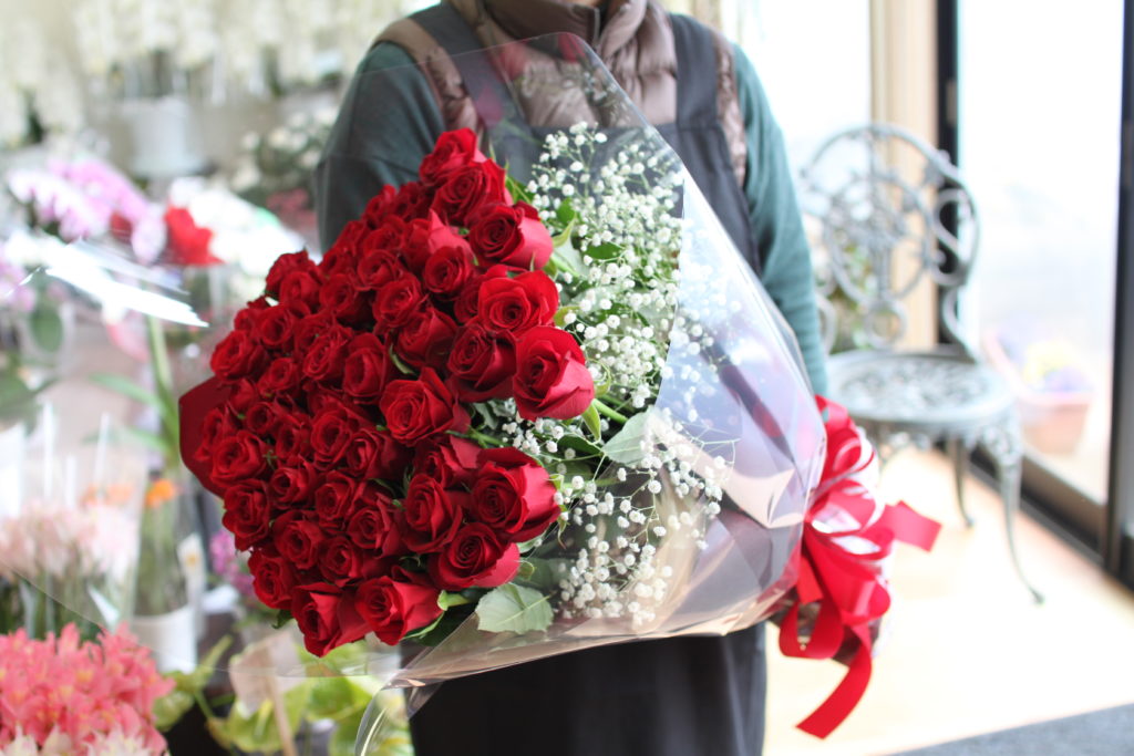 赤バラ「レッドジャイアント」50本を使った花束