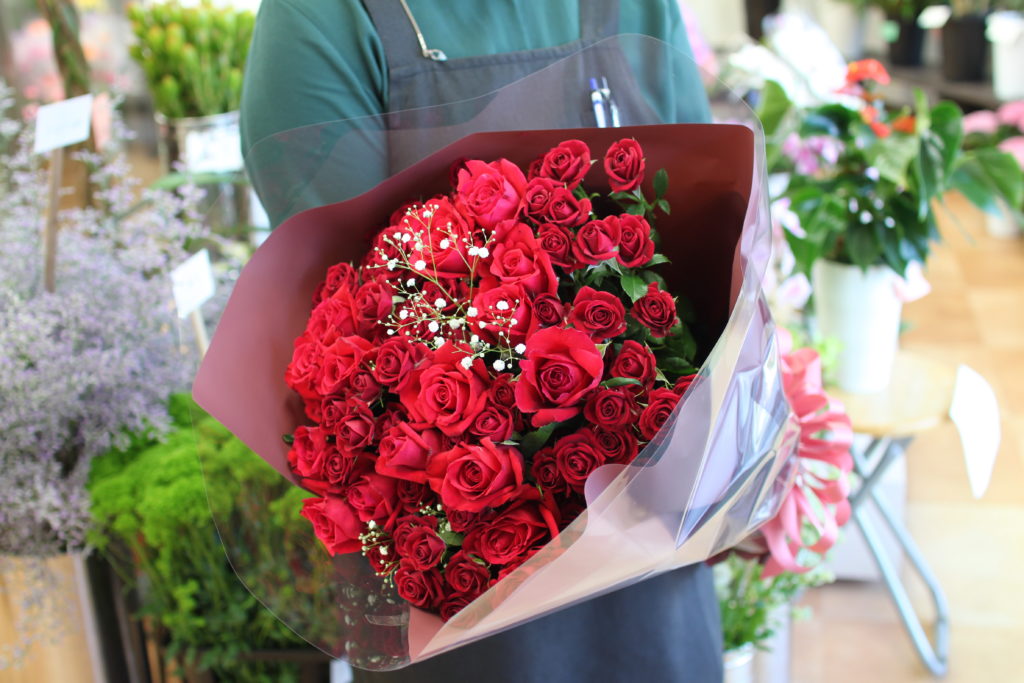 赤の一輪バラ「レッドスター」20本と赤のスプレーバラ「レディラブ」10本の、合計30本を使った花束