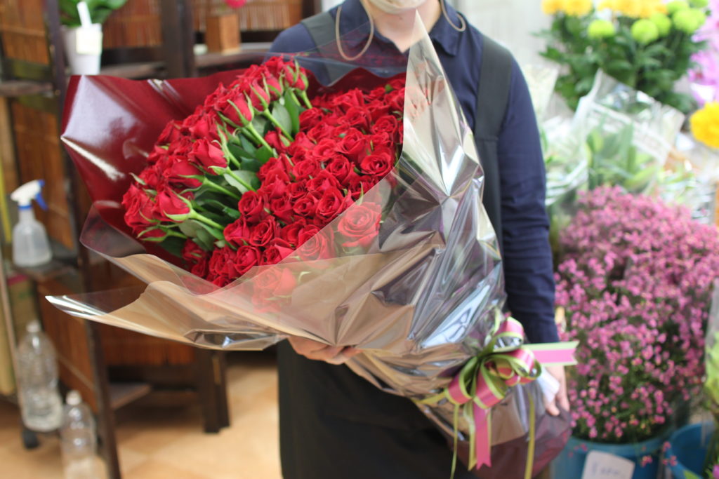 赤バラ「サムライ」を使った108本の花束