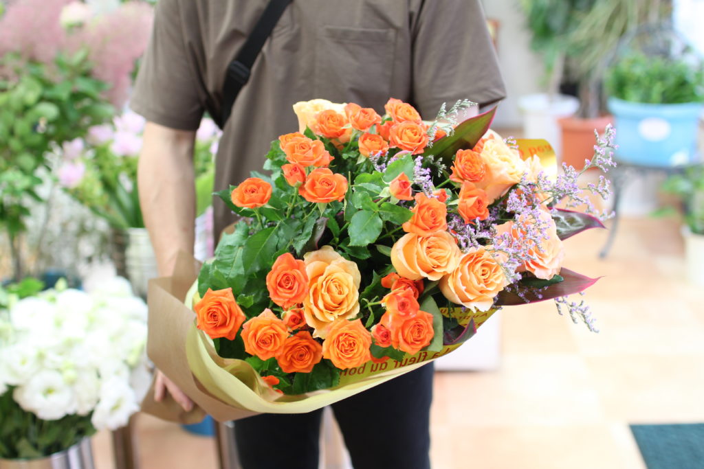 オレンジ一輪バラ「カルビジューム」7本とオレンジスプレーバラ「サニーディ」4本、計11本の花束