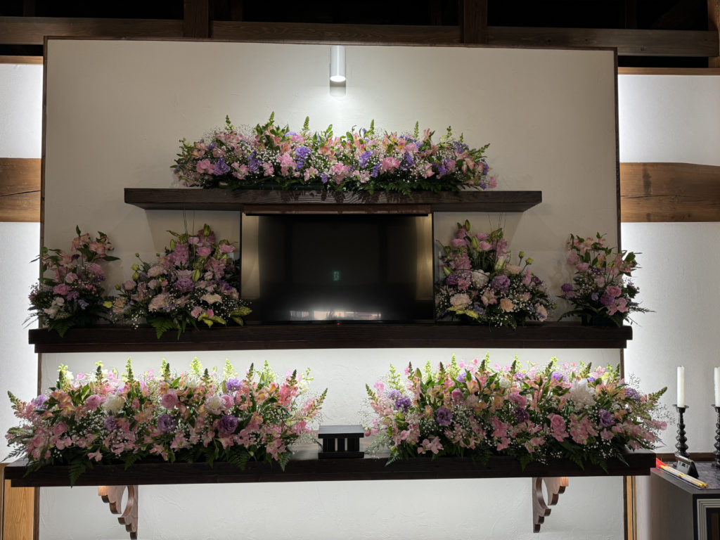 洋花を使った生花祭壇