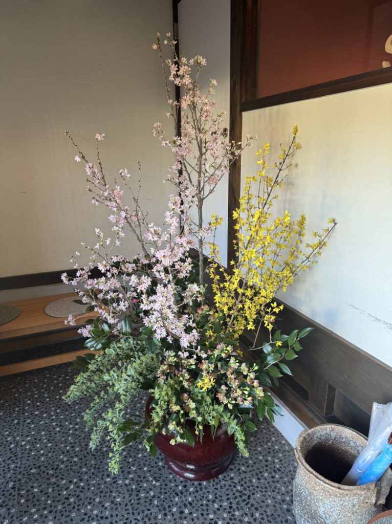 東海桜とレンギョウ、コデマリ、椿、アルストロメリアを使った生け込み