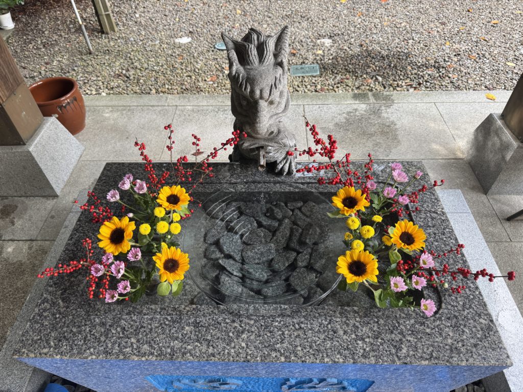 制作途中②:2種類のスプレー菊を入れたところ