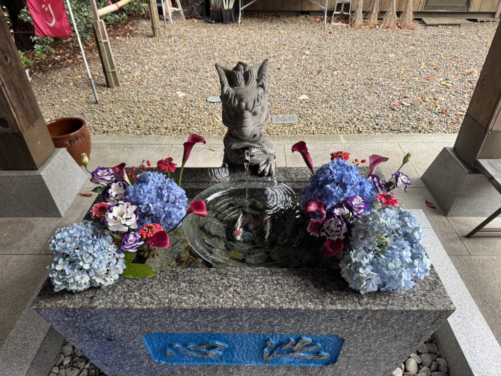 制作途中②:トルコキキョウとサンシュユの実を入れたところ