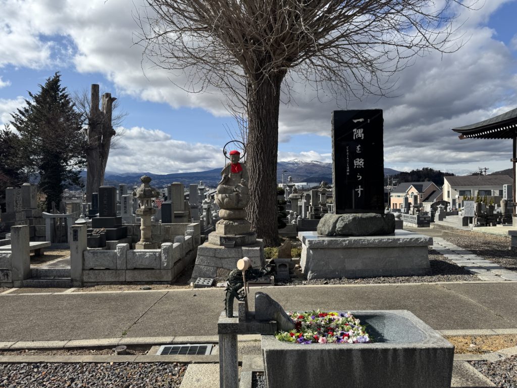 大銀杏を背景に